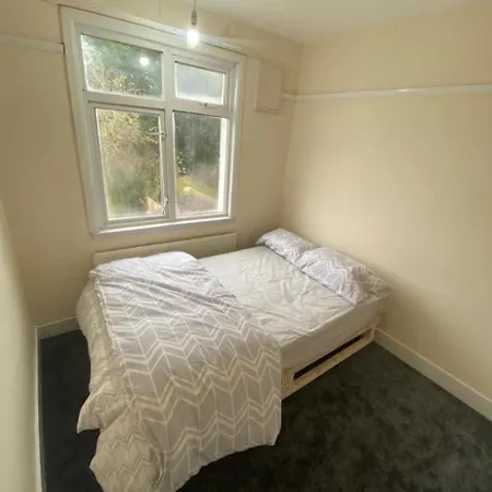 Best Room- Near London Luton Airport And Close To Restaurants Shops And Dunstable Hospital-2